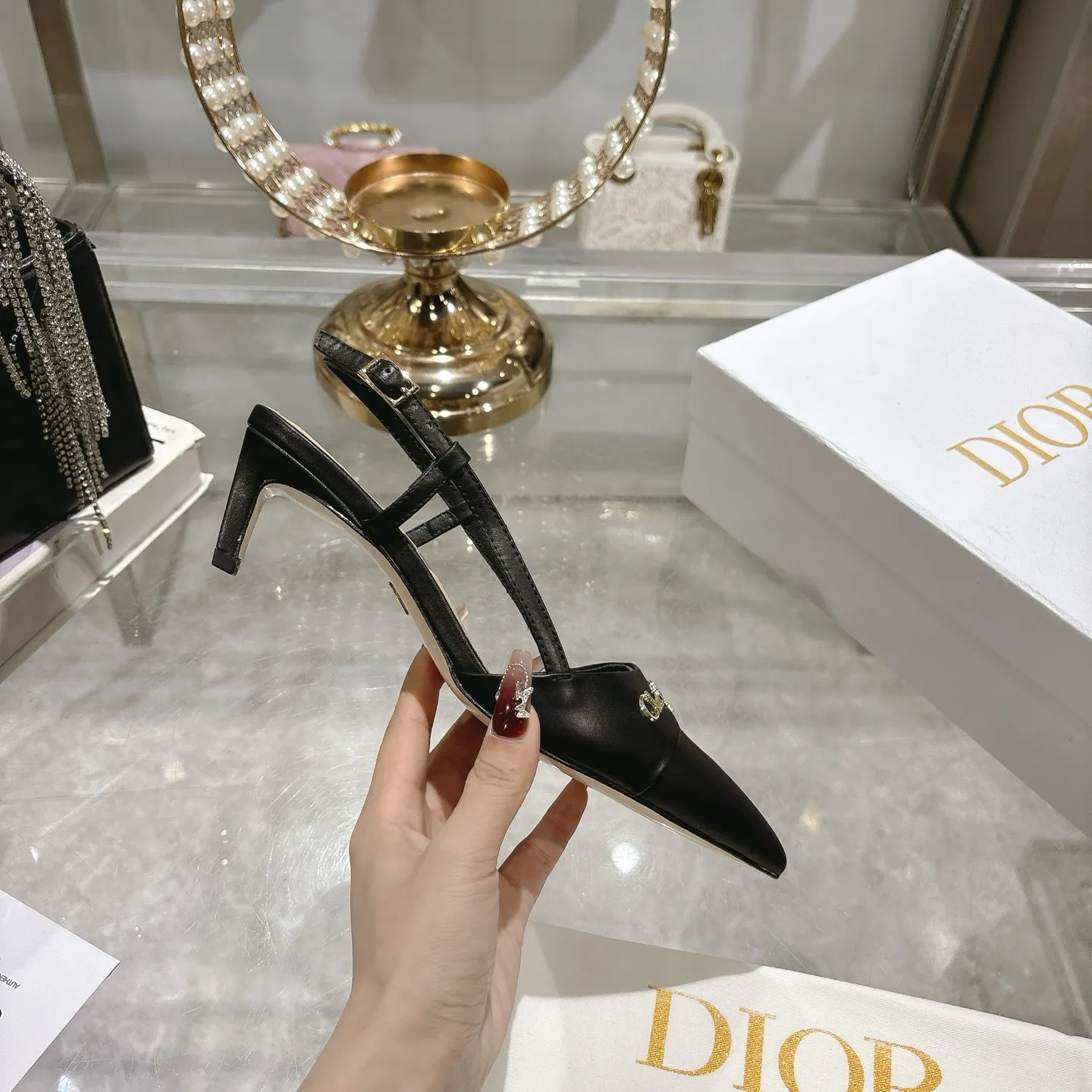 👟👟Ex-factory price 520👟👟 25ss early spring new Dior Dior D-My hardware letter buckle pointed toe high heels flat shoes kitten heel back sandals This My Dior high heels are new products in the 2025 spring and summer ready-to-wear series, showing exquisite elegance. Carefully crafted from cow leather, it has a pointed toe design and is embellished with the Christian Dior Paris signature in gold-finished metal, making it instantly recognizable and highlighting Dior's extraordinary craftsmanship. The hollow decoration 4.5cm and 8.5cm graphic style heels complement each other, making the fashionable design more elegant. Upper: Shandong silk/cow patent leather. Inner foot pad: sheepskin. Sole: Italian genuine leather outsole. Heel height: 4.5 8.5. Size: 35-39 (34.40.41. Customized, non-refundable)